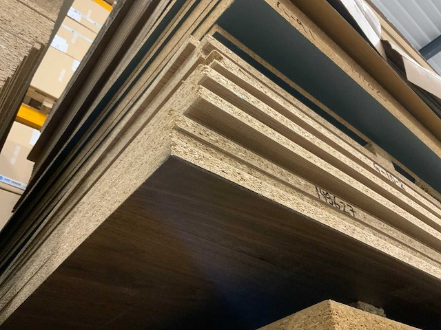 Decoratie spaanplaat ca. 22m3 - afbeelding 11 van  17