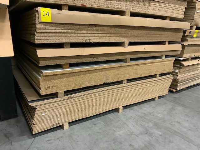 Decoratie spaanplaat ca. 22m3 - afbeelding 12 van  16