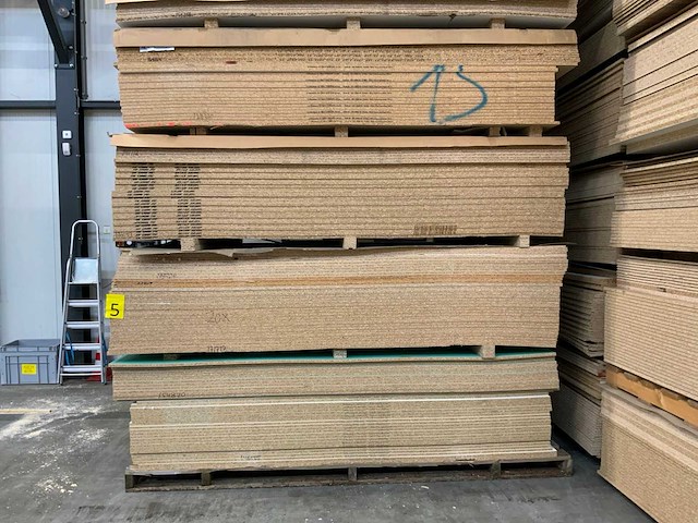 Decoratie spaanplaat ca. 27m3 - afbeelding 14 van  16
