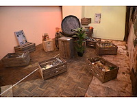 Decoratie vatentransportwagen inclusief vat en 12 kratten met decoratiematerialen - afbeelding 4 van  10