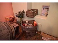 Decoratie vatentransportwagen inclusief vat en 12 kratten met decoratiematerialen - afbeelding 6 van  10