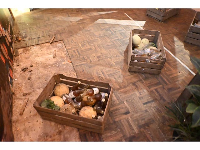 Decoratie vatentransportwagen inclusief vat en 12 kratten met decoratiematerialen - afbeelding 7 van  10