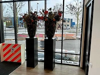 Decoratie zuil met pot met kunstbloemen (2x)