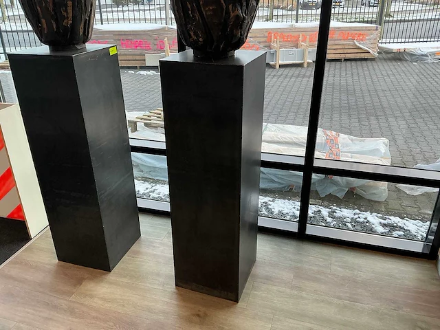 Decoratie zuil met pot met kunstbloemen (2x) - afbeelding 3 van  8