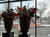 Decoratie zuil met pot met kunstbloemen - afbeelding 2 van  8