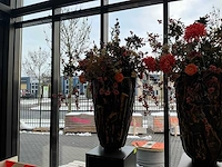 Decoratie zuil met pot met kunstbloemen - afbeelding 6 van  8