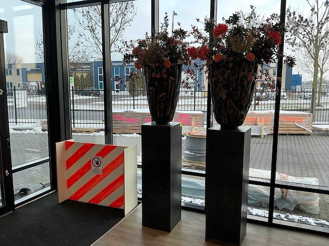 Decoratie zuil met pot met kunstbloemen - afbeelding 5 van  8