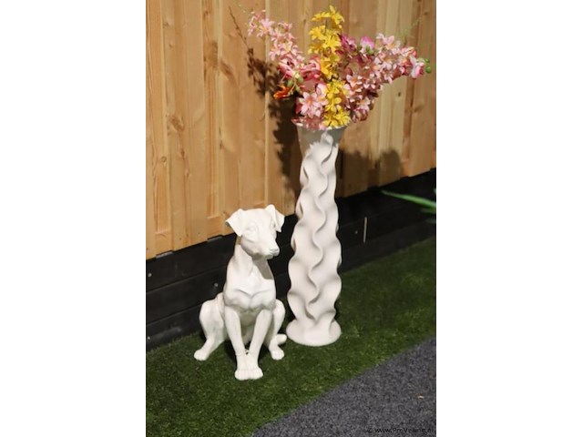 Decoratief kunststof beeld van een hond incl. stenen vaas met kunstbloemen - afbeelding 1 van  5
