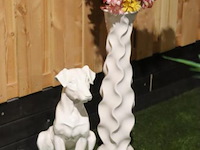 Decoratief kunststof beeld van een hond incl. stenen vaas met kunstbloemen - afbeelding 1 van  5