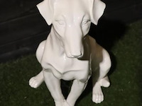 Decoratief kunststof beeld van een hond incl. stenen vaas met kunstbloemen - afbeelding 2 van  5