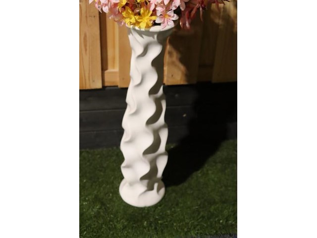 Decoratief kunststof beeld van een hond incl. stenen vaas met kunstbloemen - afbeelding 4 van  5