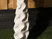 Decoratief kunststof beeld van een hond incl. stenen vaas met kunstbloemen - afbeelding 4 van  5