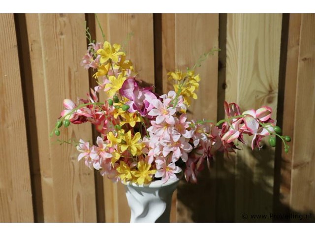 Decoratief kunststof beeld van een hond incl. stenen vaas met kunstbloemen - afbeelding 5 van  5