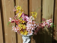 Decoratief kunststof beeld van een hond incl. stenen vaas met kunstbloemen - afbeelding 5 van  5