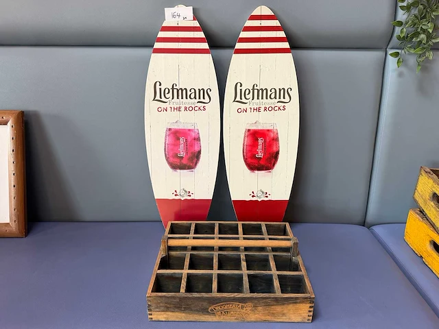 Decoratiemateriaal 2 houten surfplanken liefmans, 1 houten verdeelbak drogheria alimentari - afbeelding 1 van  6