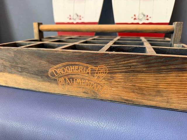 Decoratiemateriaal 2 houten surfplanken liefmans, 1 houten verdeelbak drogheria alimentari - afbeelding 6 van  6