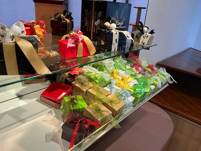 Decoratiemateriaal met displaytafel - afbeelding 2 van  10