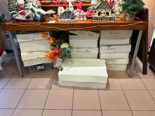 Decoratiemateriaal met displaytafel - afbeelding 3 van  10