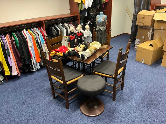 Decoratiemateriaal met tafel - afbeelding 1 van  10