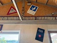 Decoratiemateriaal w.o. scheepsklokken, verkeersborden (10x)