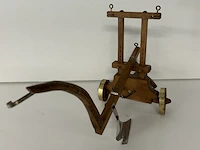 Decoratieve antieke/ambachtelijke miniatuur ploeg - afbeelding 3 van  9