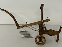 Decoratieve antieke/ambachtelijke miniatuur ploeg - afbeelding 6 van  9