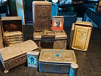 Decoratieve blikken met oude tabak