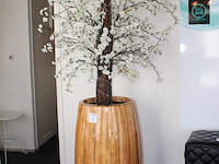 Decoratieve bloempot met kunstplant. hoogte pot 120 cm en totale hoogte circa 280 cm. - afbeelding 2 van  5