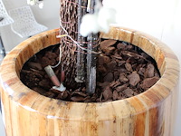 Decoratieve bloempot met kunstplant. hoogte pot 120 cm en totale hoogte circa 280 cm. - afbeelding 5 van  5