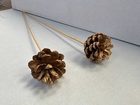 Decoratieve dennenappel op stok (5000x) - afbeelding 1 van  2