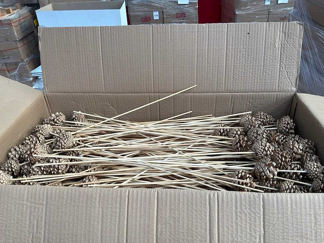 Decoratieve dennenappel op stok (5000x) - afbeelding 2 van  2