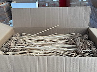 Decoratieve dennenappel op stok (5000x) - afbeelding 2 van  2