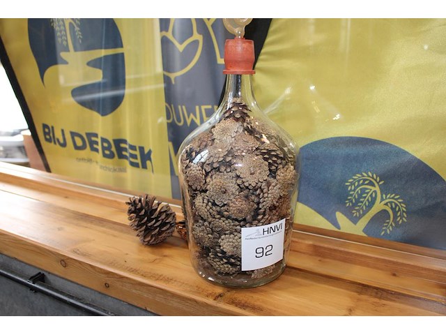 Decoratieve fles met kroten. hoogte 50 cm. - afbeelding 1 van  2