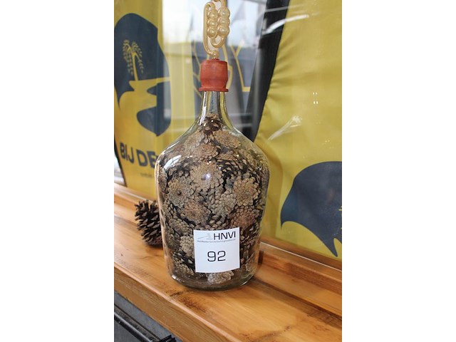 Decoratieve fles met kroten. hoogte 50 cm. - afbeelding 2 van  2