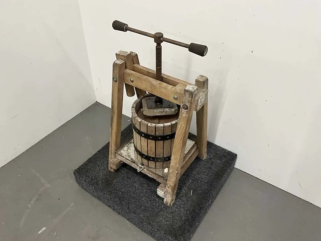 Decoratieve houten wijnpers - afbeelding 1 van  5