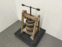 Decoratieve houten wijnpers - afbeelding 1 van  5