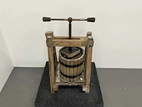 Decoratieve houten wijnpers - afbeelding 2 van  5