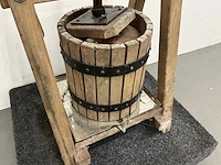 Decoratieve houten wijnpers - afbeelding 5 van  5