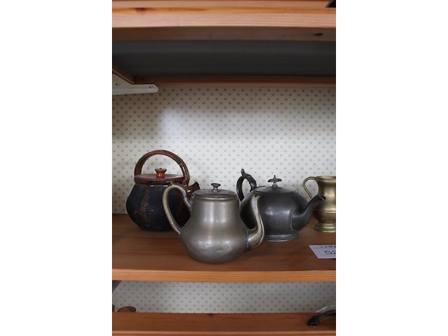 Decoratieve kannen w.o. koper en zink. - afbeelding 3 van  4