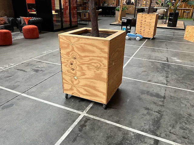 Decoratieve kunstboom | witte bloesem - in verrijdbare bak 430cm hoog - kamerplant - afbeelding 3 van  4