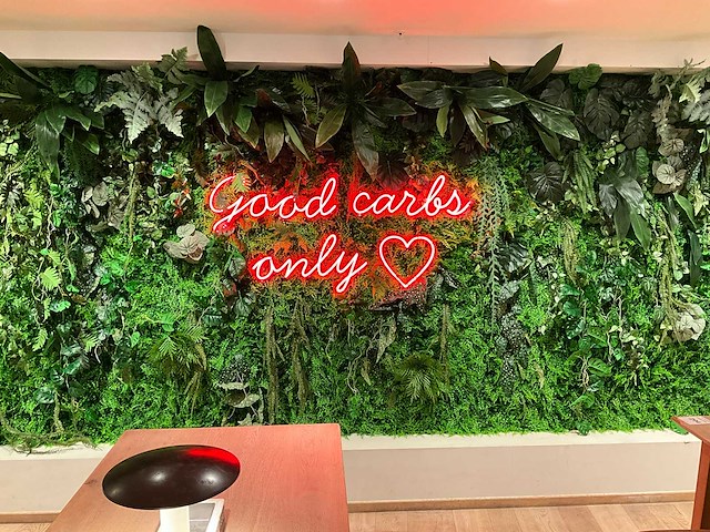 Decoratieve kunstplantenwand met neon - afbeelding 2 van  3