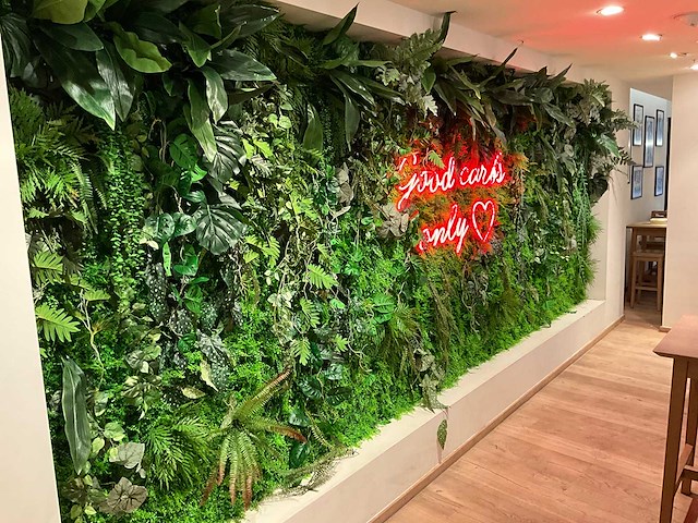 Decoratieve kunstplantenwand met neon - afbeelding 3 van  3