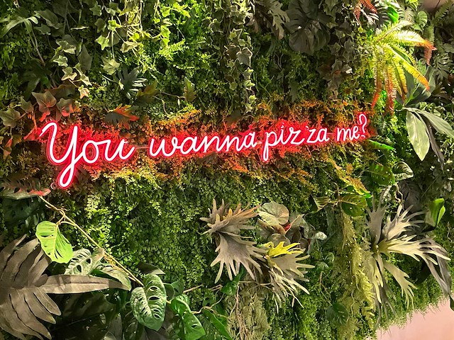 Decoratieve kunstplantenwand met neon - afbeelding 3 van  4