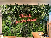Decoratieve kunstplantenwand met neon - afbeelding 1 van  3