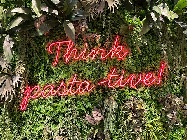 Decoratieve kunstplantenwand met neon - afbeelding 2 van  3