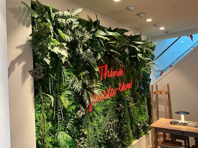 Decoratieve kunstplantenwand met neon - afbeelding 3 van  3