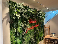 Decoratieve kunstplantenwand met neon - afbeelding 3 van  3