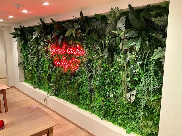 Decoratieve kunstplantenwand met neon - afbeelding 1 van  3