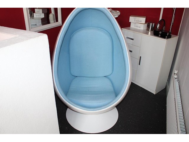 Decoratieve stoel in egg look. hoogte 135 cm en doorsnede circa 80 cm. - afbeelding 1 van  6
