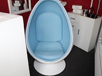Decoratieve stoel in egg look. hoogte 135 cm en doorsnede circa 80 cm.
